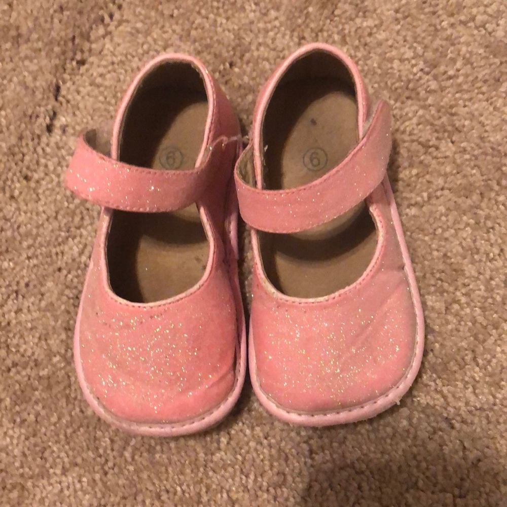 Size 6 toddler, pink leather squeaker shoes